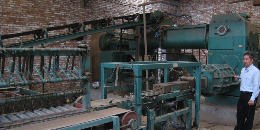 Mai 2012 Halbautomatische Ziegelfabrik Arbeiten in Südafrika