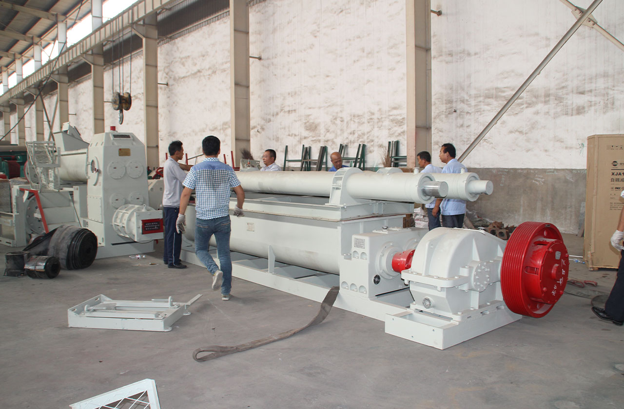 fabrication et fourniture d'une gamme de machines de fabrication de briques haut de gamme.